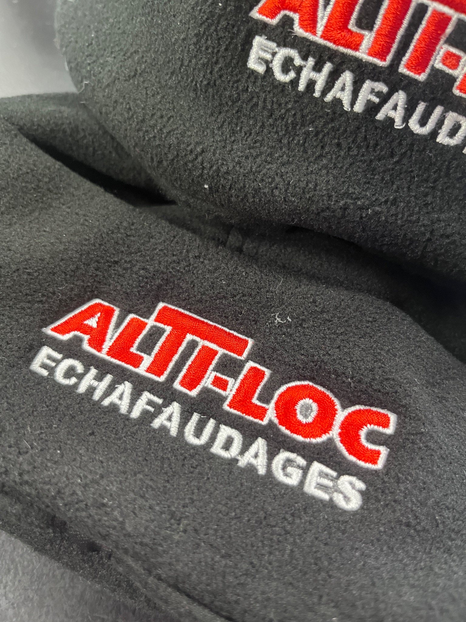 Logo Alt-Loc brodé