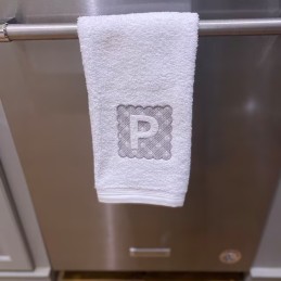 Serviette de toilette avec broderie embossée