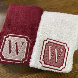 Serviette de toilette avec initiale brodée