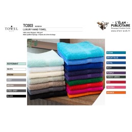 Serviette de bain avec initiale brodée