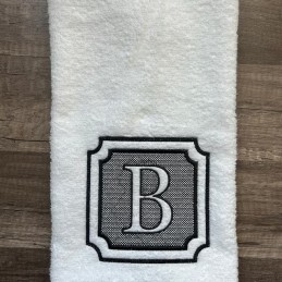 Serviette de bain avec initiale brodée