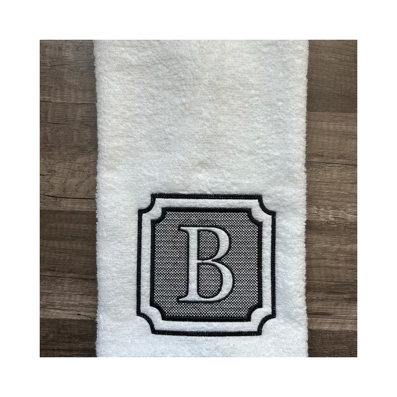 Serviette de bain avec initiale brodée Serviette de bain avec initiale brodée