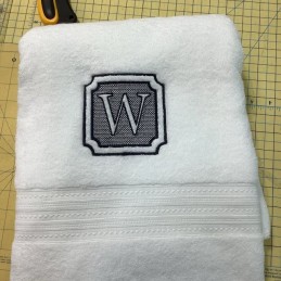 Serviette de bain avec initiale brodée