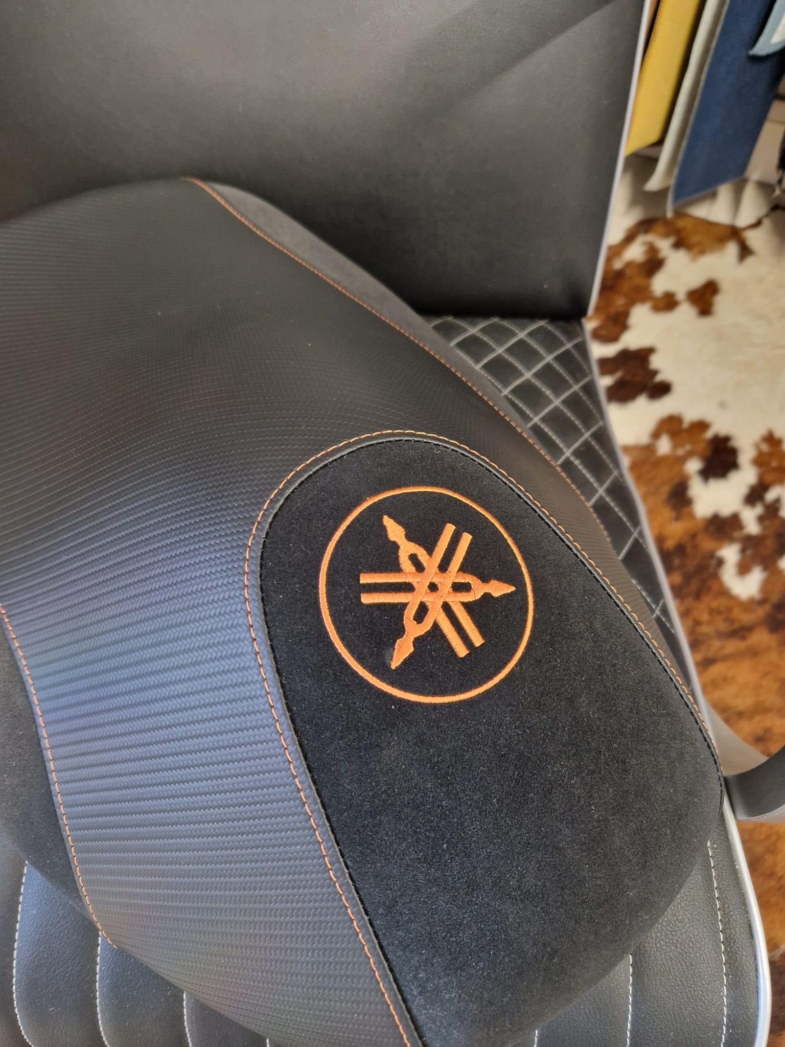 Broderie selle moto Yamaha